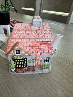 Vintage collectible Cottage theme tea pot